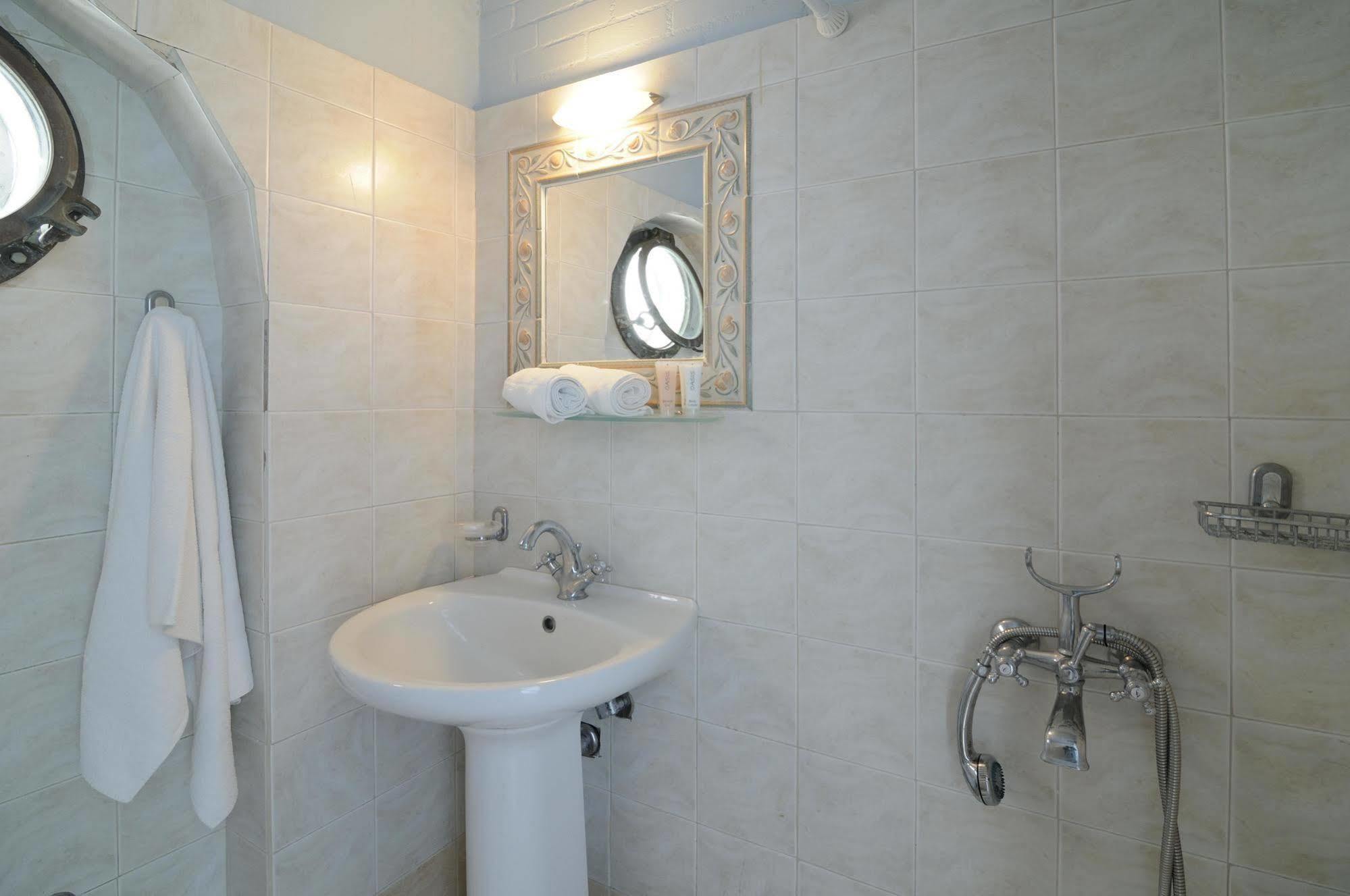 Kymothoi Rooms & Pool Bar Gavrio Dış mekan fotoğraf